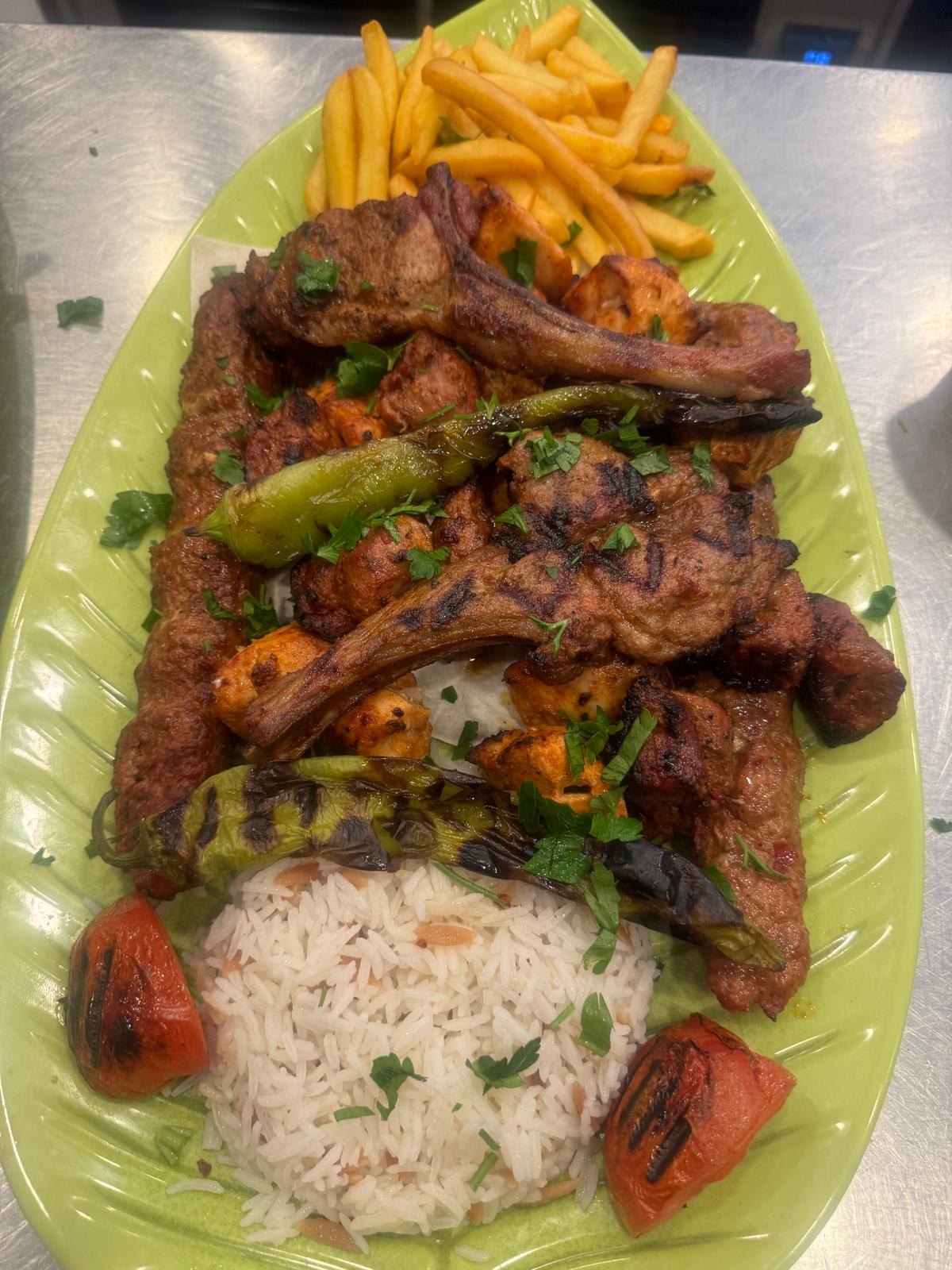 Grillgericht mit Reis und Gemüse